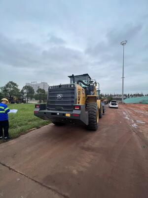 Фронтальный погрузчик XCMG XC958 класса 5.8 -6 тонн с номинальной мощностью 162 кВт и объемом ковша 1,9 куб. м