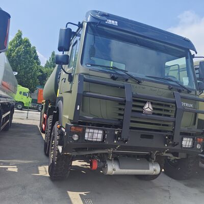 Автоцистерна HOWO 8×8 емкостью 45 000 л с двигателем мощностью 371 л.с. и полным приводом 8×8 для перевозки тяжелого топлива