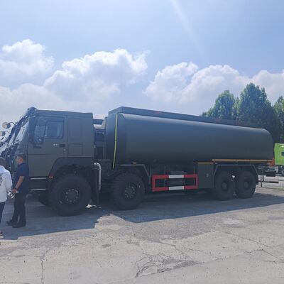 Автоцистерна HOWO 8×8 емкостью 40 000 л с двигателем мощностью 371 л.с. и полным приводом 8×8 для перевозки тяжелого топлива
