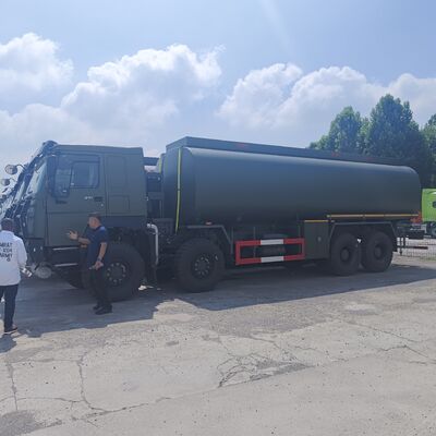 Автоцистерна HOWO 8×8 емкостью 45 000 л с двигателем мощностью 371 л.с. и полным приводом 8×8 для перевозки тяжелого топлива