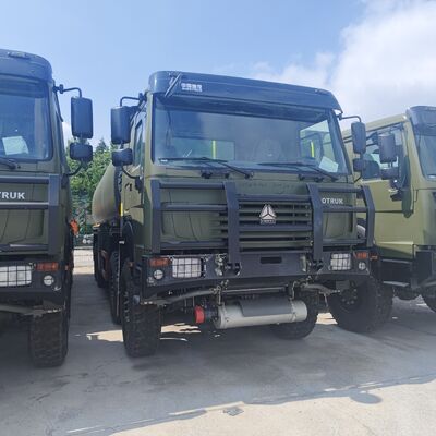 Автоцистерна HOWO 8×8 емкостью 40 000 л с двигателем мощностью 371 л.с. и полным приводом 8×8 для перевозки тяжелого топлива