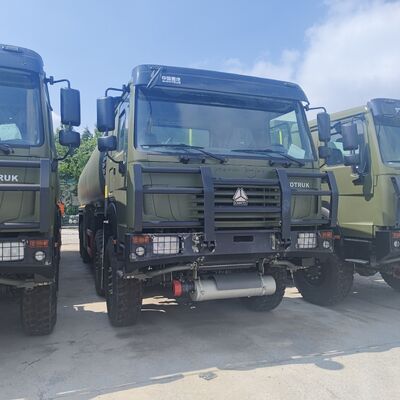 Автоцистерна HOWO 8×8 емкостью 45 000 л с двигателем мощностью 371 л.с. и полным приводом 8×8 для перевозки тяжелого топлива
