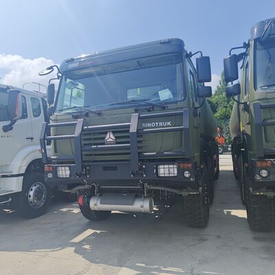 Автоцистерна HOWO 8×8 емкостью 40 000 л с двигателем мощностью 371 л.с. и полным приводом 8×8 для перевозки тяжелого топлива