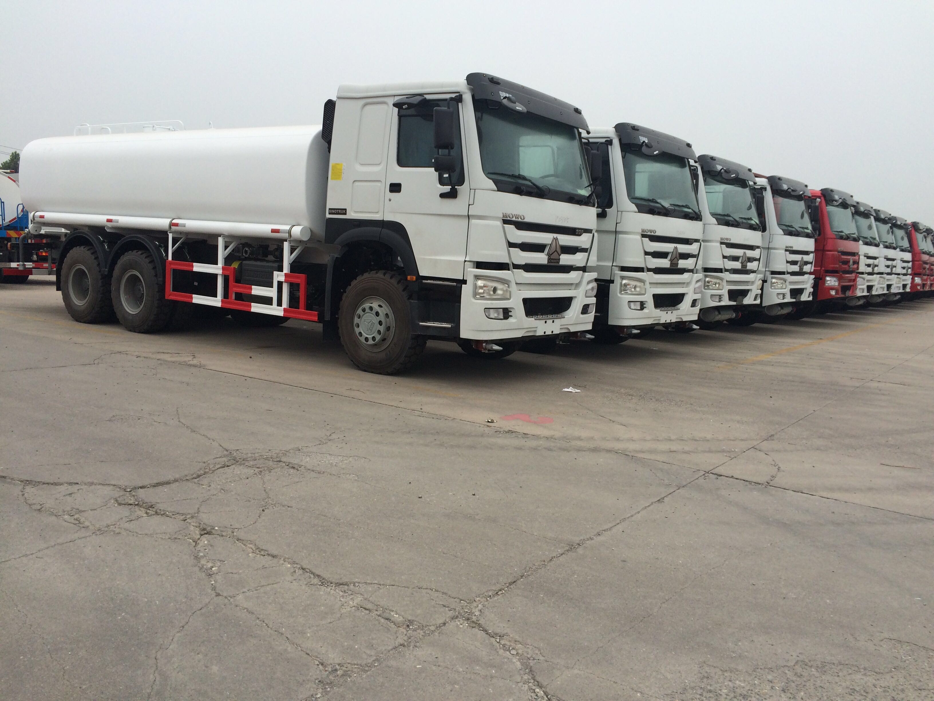 SINOTRUK HOWO 28000L RHD Танкер грузовик 8x4 6x4 Привод 12 шины
