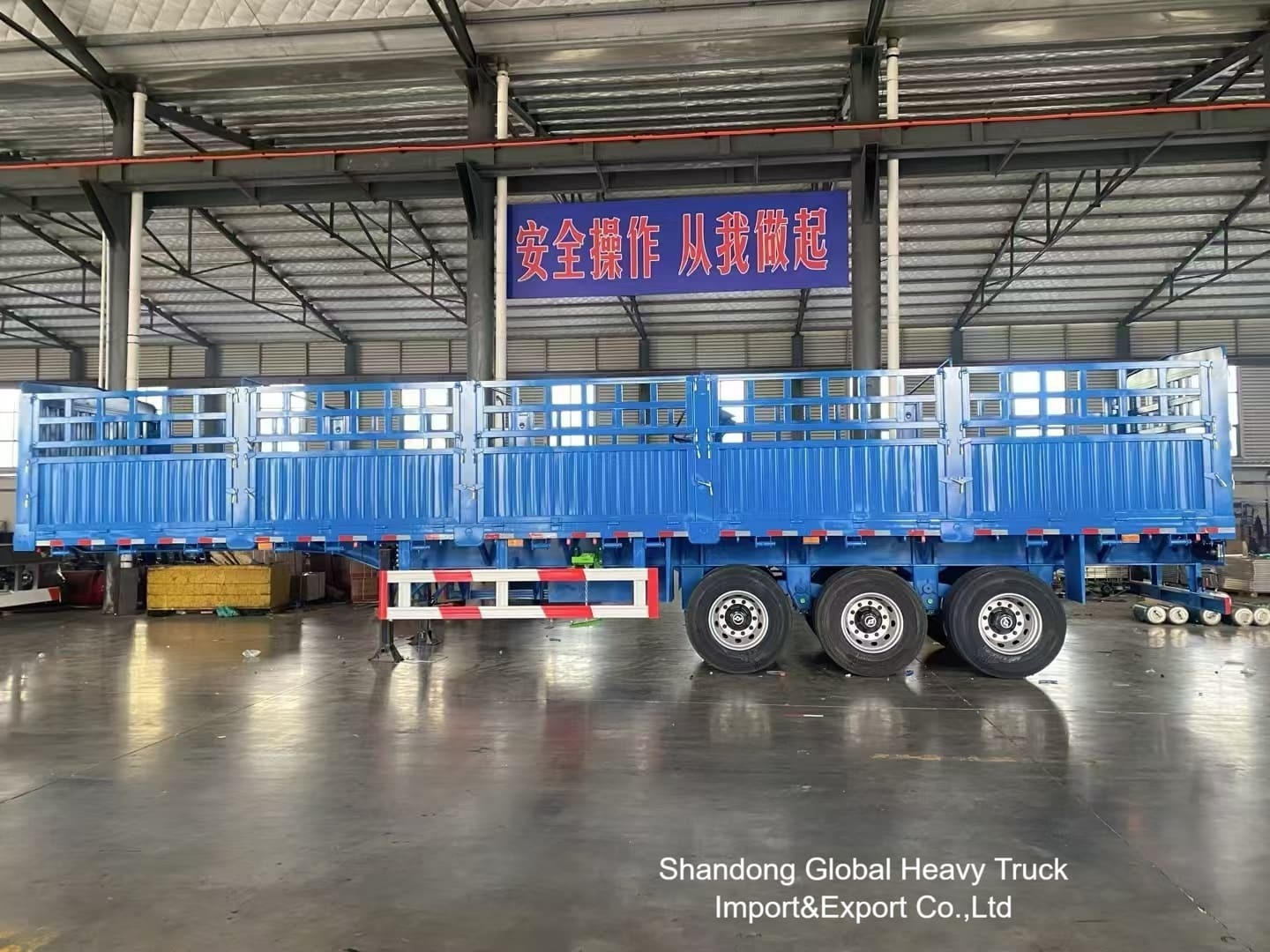 3-осный полуприцеп-тяжеловоз с ограждением и пневматической подвеской грузоподъемностью 50 тонн