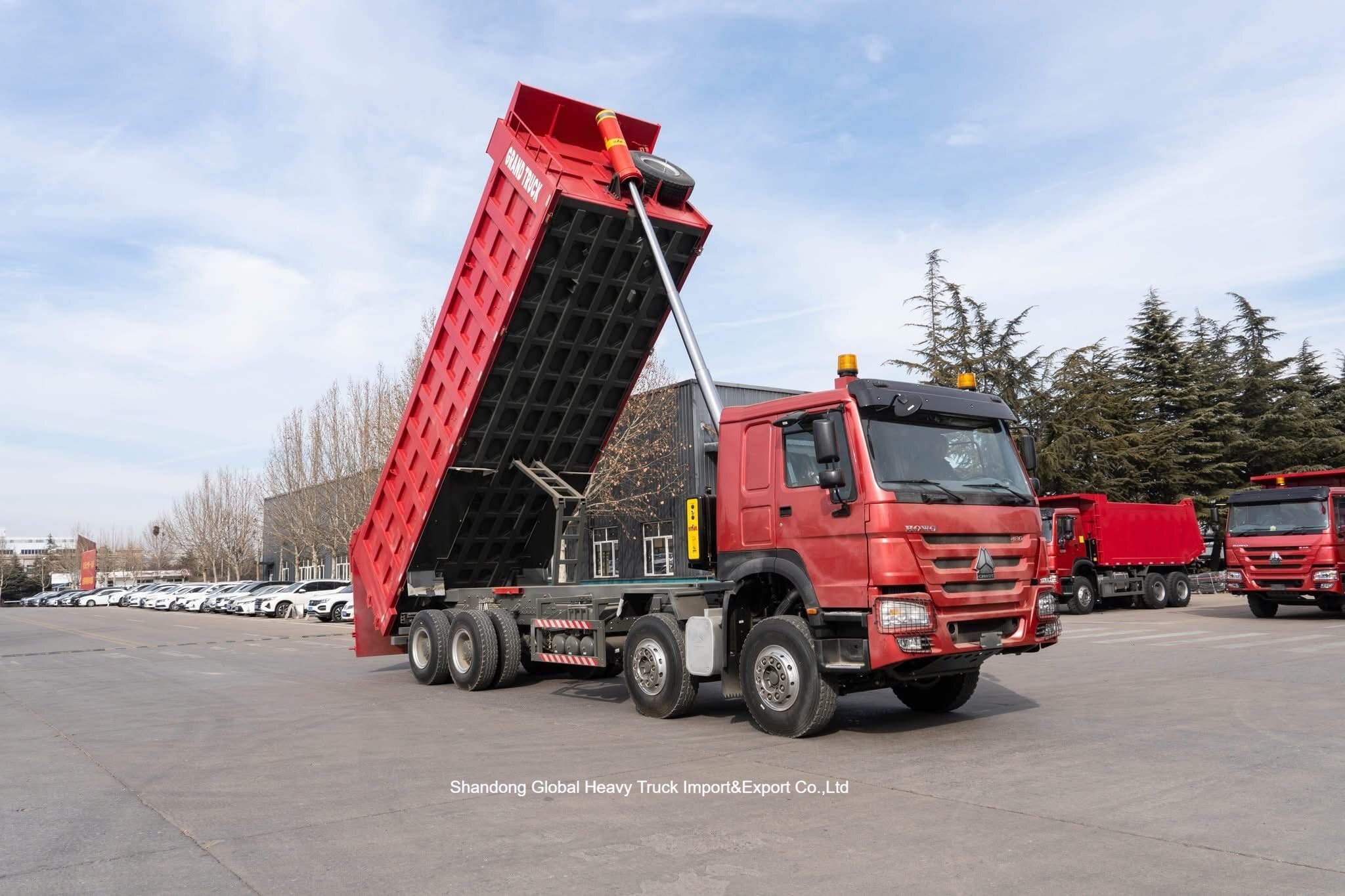 Самосвал HOWO 8x4 400 л.с. грузоподъемностью 45 тонн для тяжелых условий эксплуатации в горнодобывающей промышленности