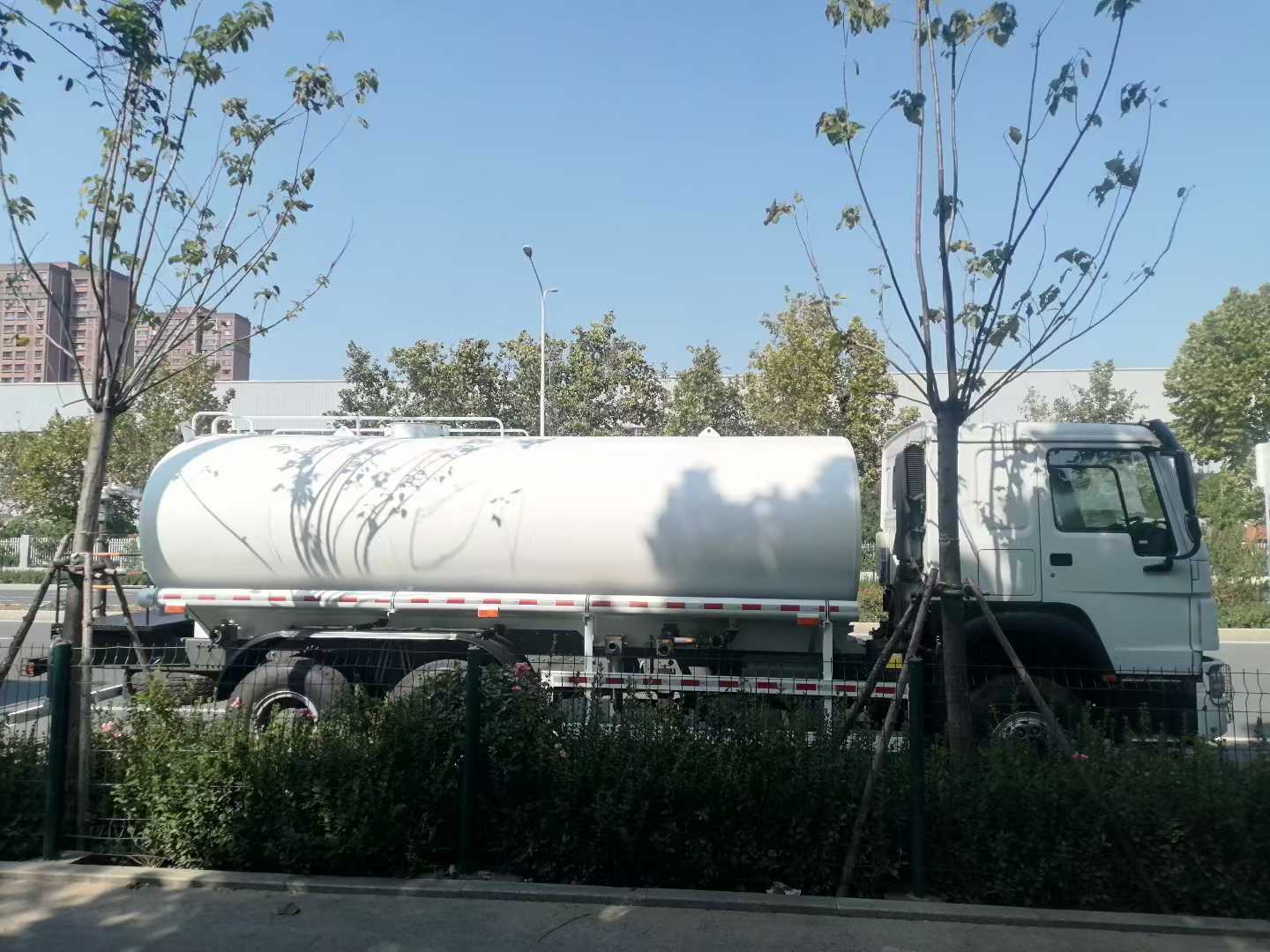 Водосборник HOWO с грузоподъемностью 21-30 т и шасси Sinotruk HOWO для надежной транспортировки воды и распыления