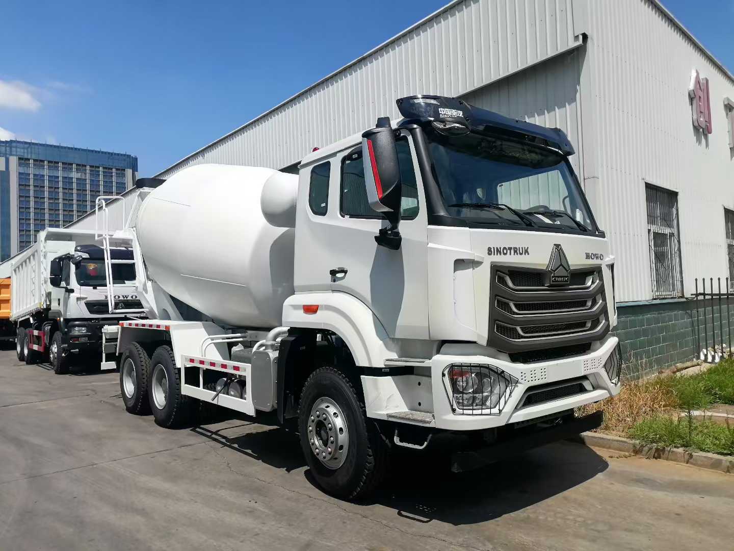 Новый бетоносмеситель Sinotruk HOWO 8X4 с максимальной мощностью >400 л.с. и стандартом выбросов Euro 2/3