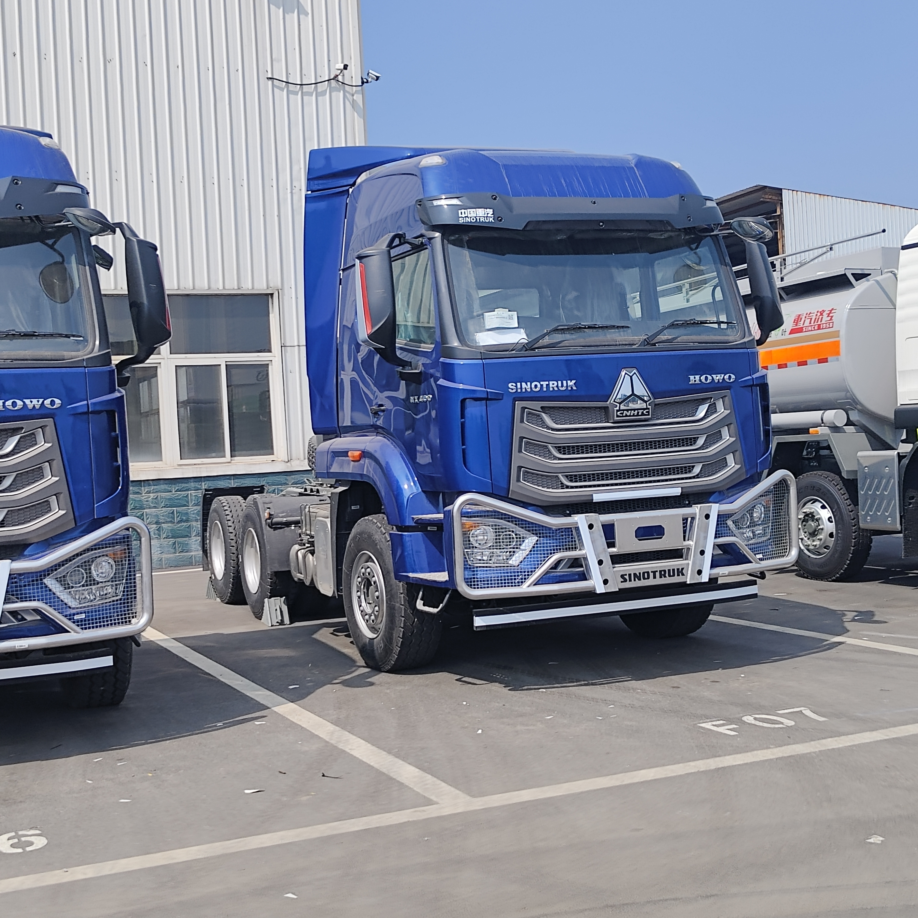 Тягач HOWO NX 6×4 с дизельным двигателем мощностью 420 л.с., сверхмощная механическая коробка передач и усиленное шасси для горнодобывающей промышленности