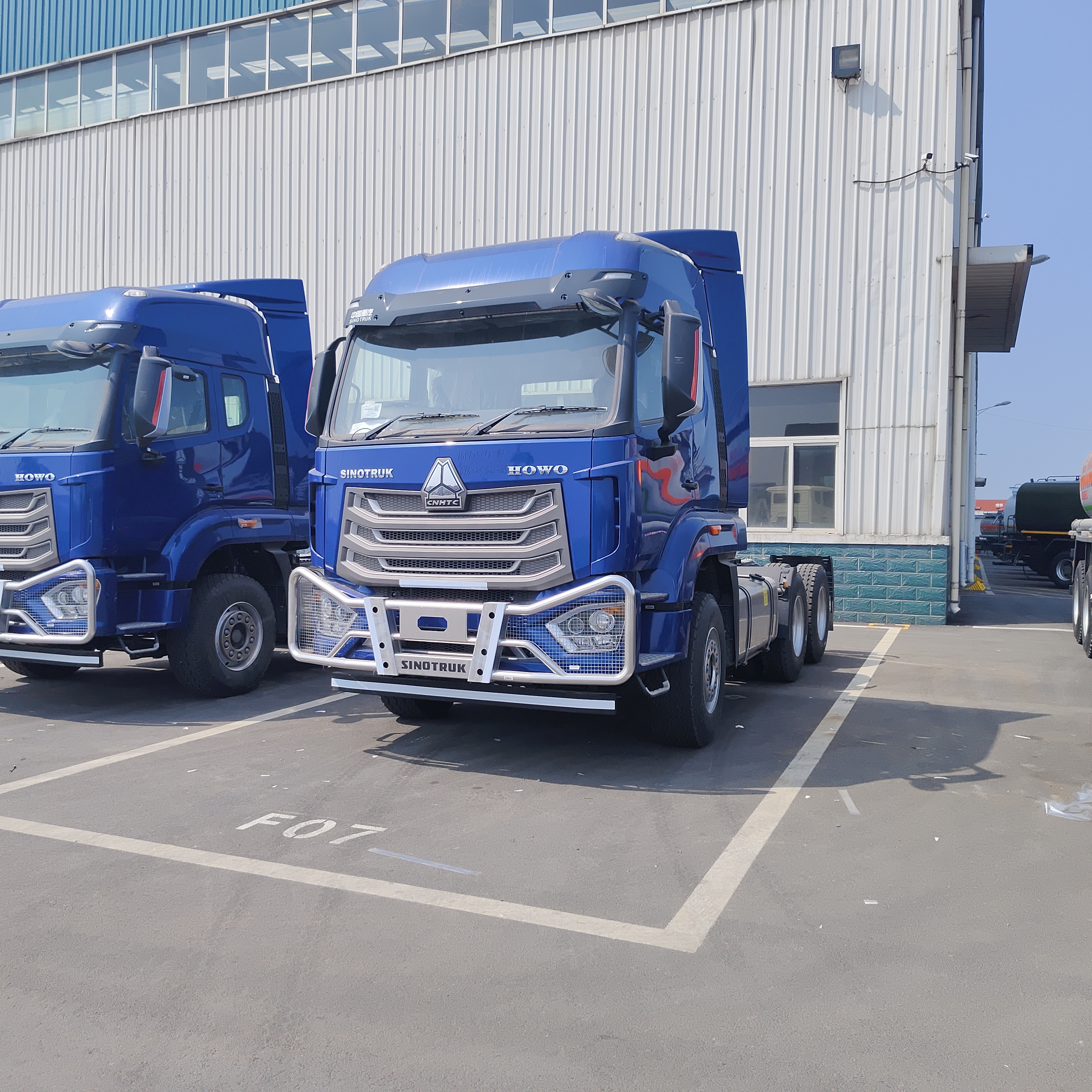 Тягач HOWO NX 6×4 с двигателем мощностью 380–460 л.с. для тяжелых грузовых перевозок и логистики на большие расстояния