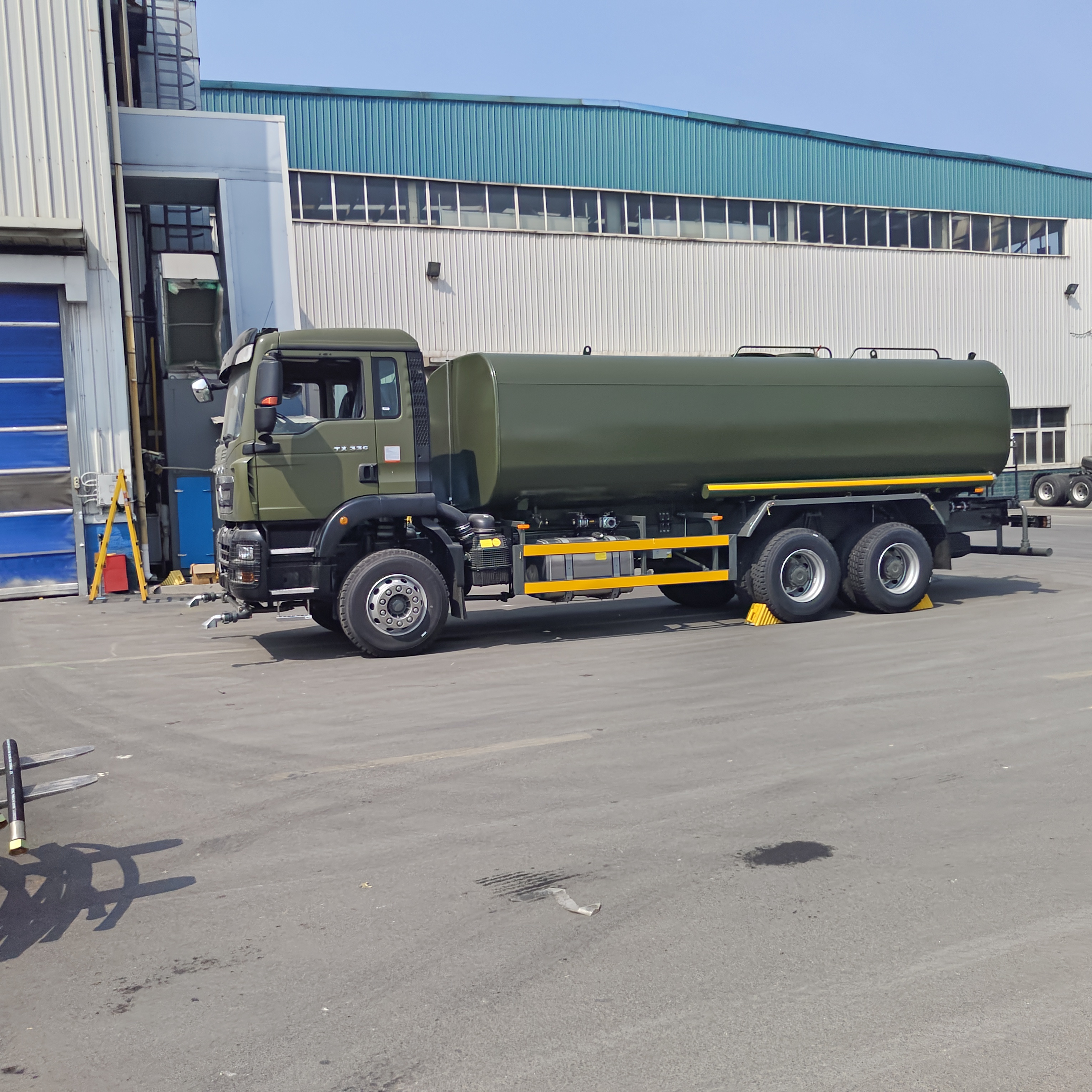 HOWO TX 6×4 Водосборник с 20-тонной полезной нагрузкой по стандарту выбросов Евро 2 и > 16 м распылительной площадью для контроля пыли и муниципальной очистки
