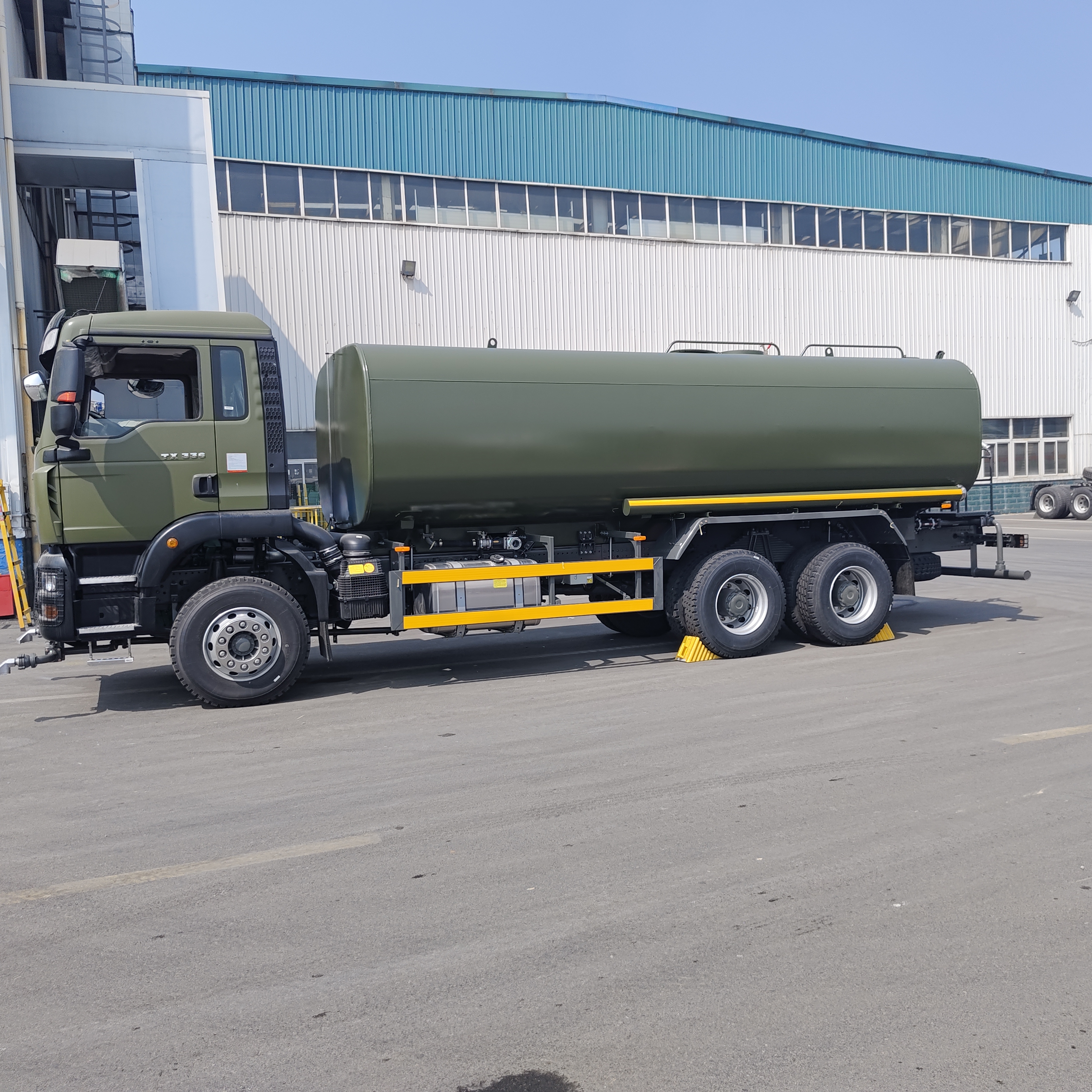 HOWO TX 6×4 Водоносной грузовик с насосом высокого давления для центробежного водоснабжения мощностью 15-20 КБМ и усиленным корпусом резервуара для подавления пыли и муниципальной очистки