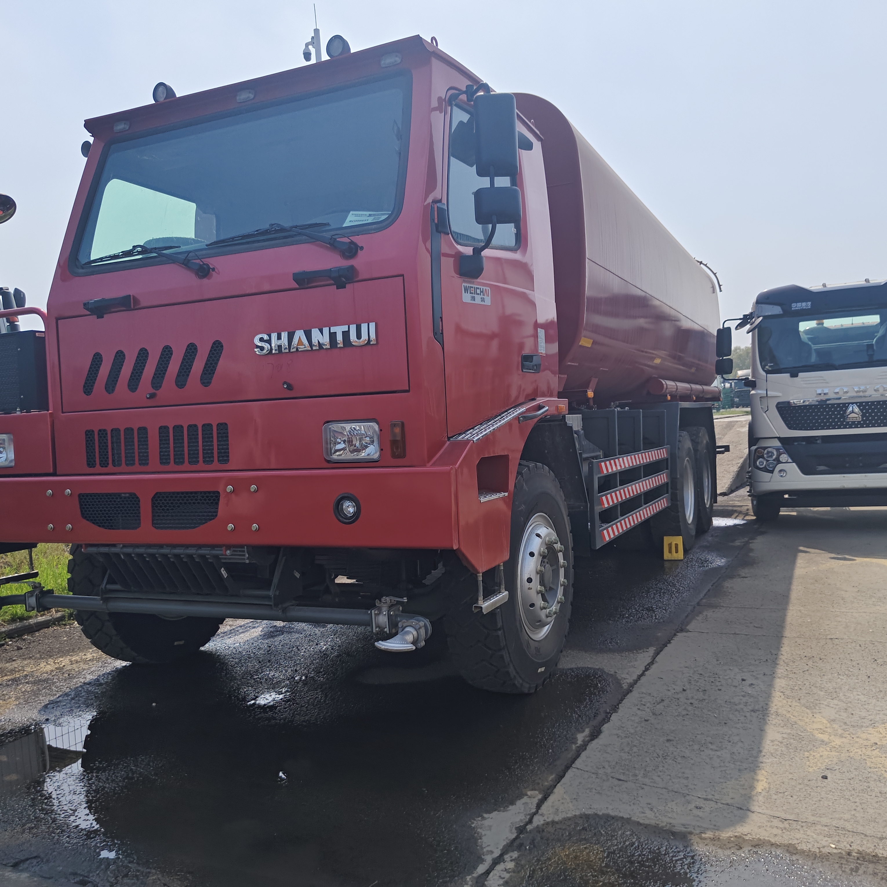 Шахтный самосвал Shantui 6×4 с полезной нагрузкой 20 тонн и баком из углеродистой стали для пылеподавления