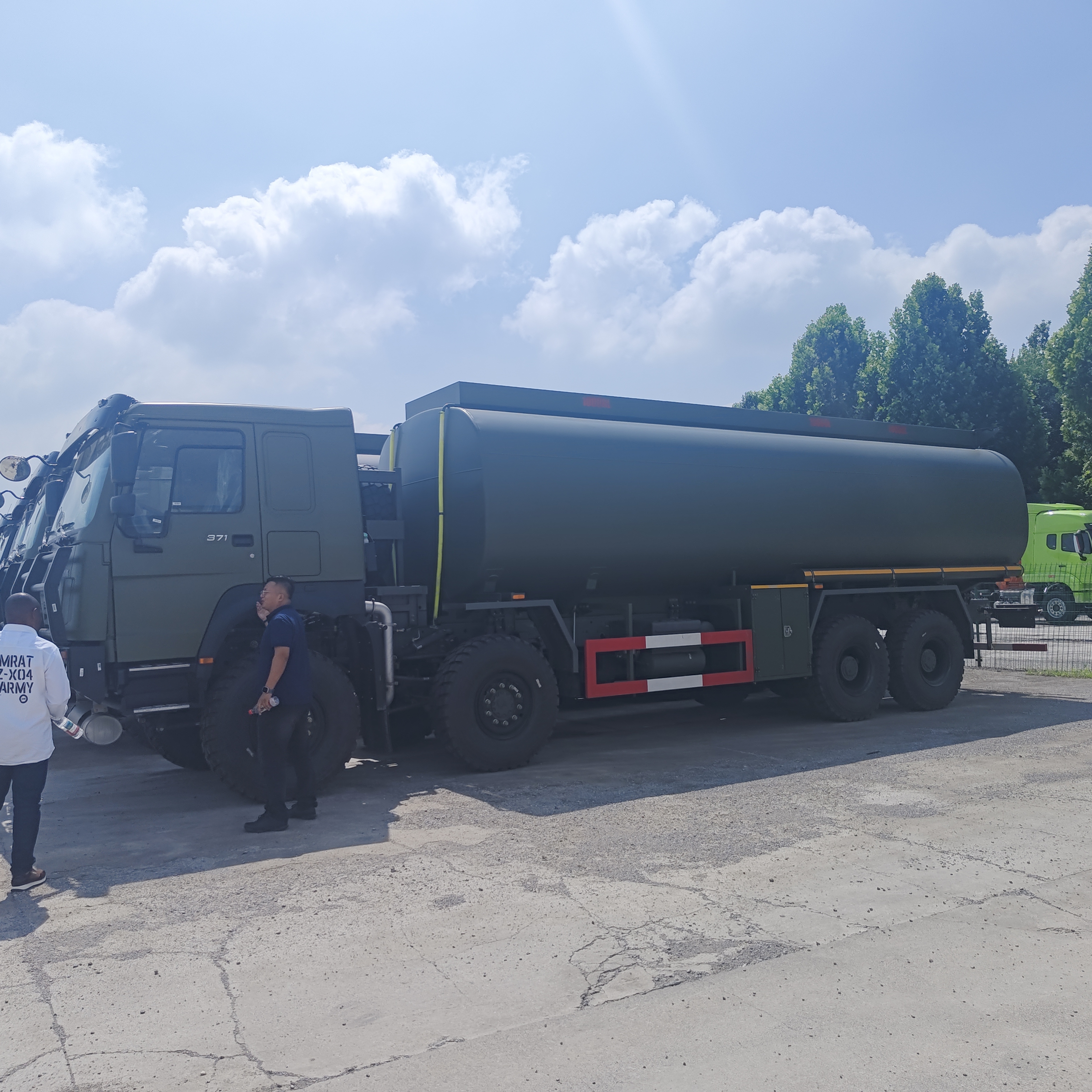 HOWO 8×8 60000L топливный танк с двигателем 371 л.с. для перевозки тяжелого топлива