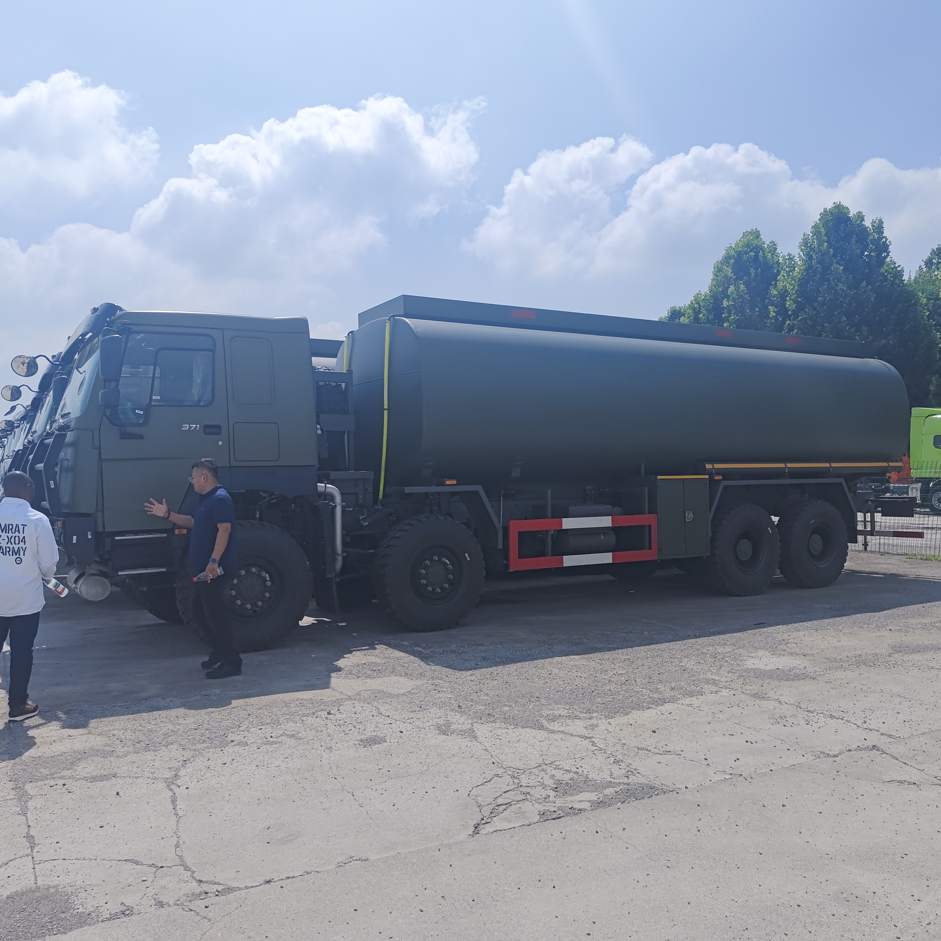 Автоцистерна HOWO 8×8 емкостью 45 000 л с двигателем мощностью 371 л.с. и полным приводом 8×8 для перевозки тяжелого топлива