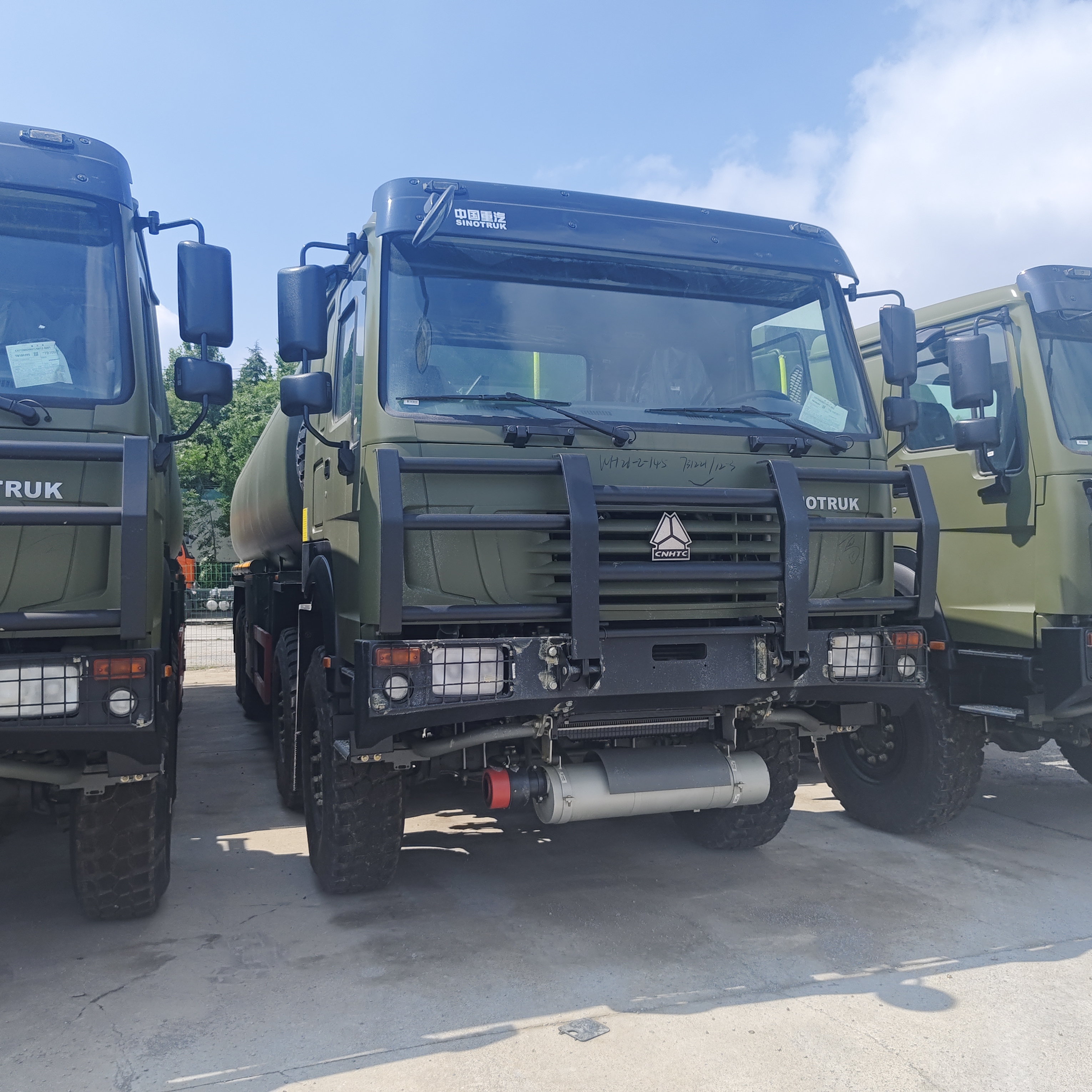 Автоцистерна HOWO 8×8 емкостью 40 000 л с двигателем мощностью 371 л.с. и полным приводом 8×8 для перевозки тяжелого топлива
