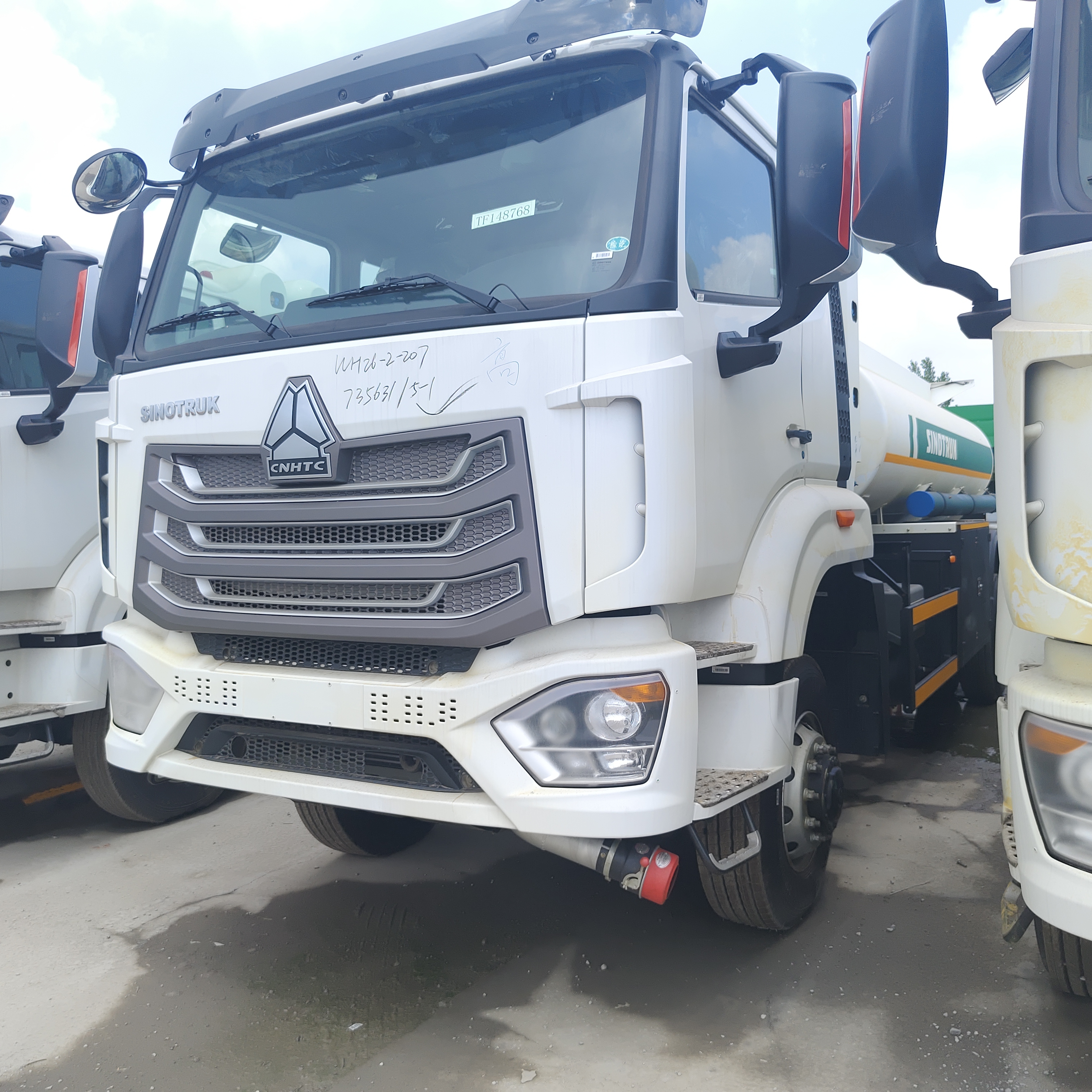 Автоцистерна для перевозки сжатого природного газа HOWO NX 6×4 с двигателем мощностью 400 л.с. и емкостью 30 000 л для перевозки дизельного и бензина