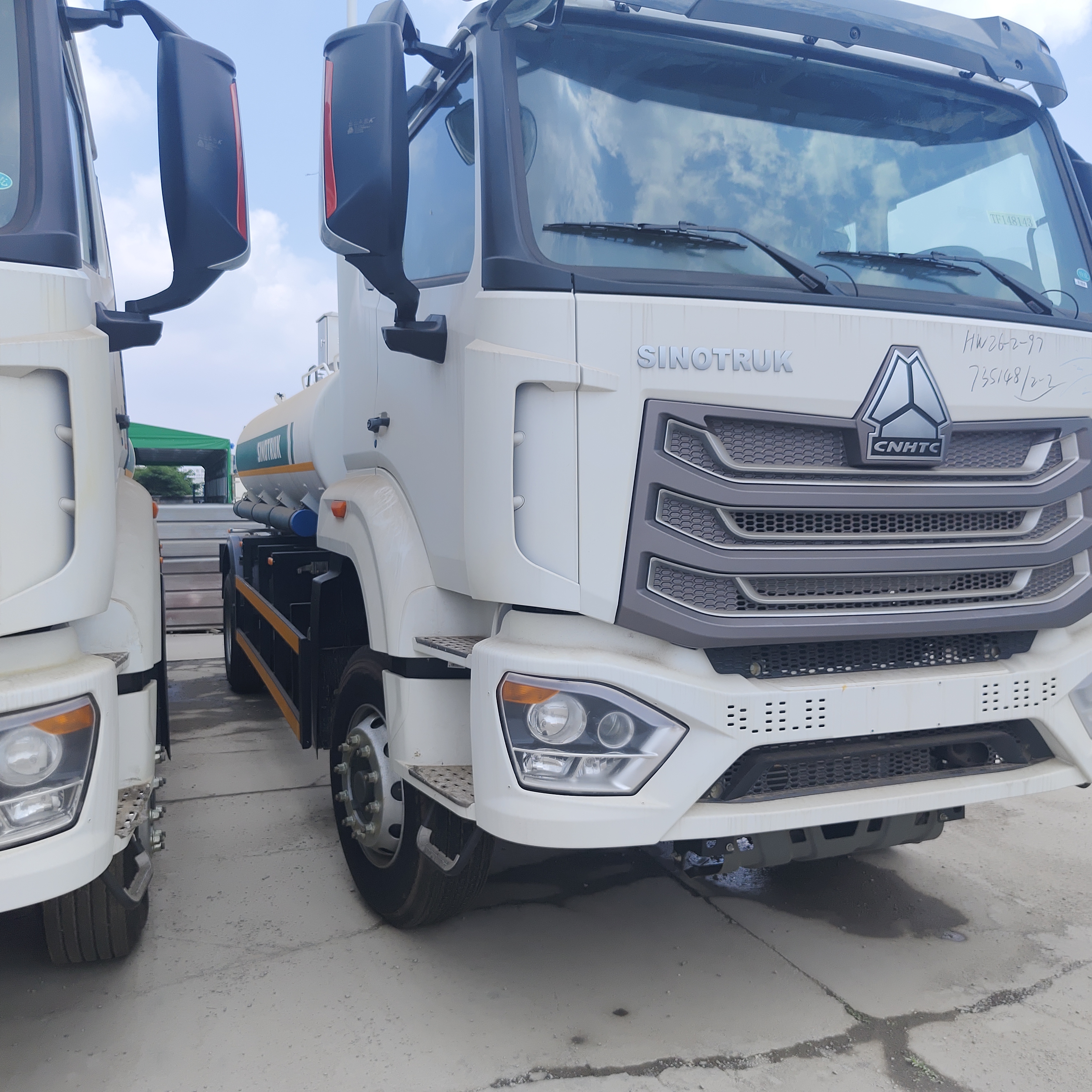 HOWO NX 6×4 CNG Tank Truck с двигателем 400 л.с. и полезной нагрузкой 20 т для транспортировки дизельного топлива и бензина