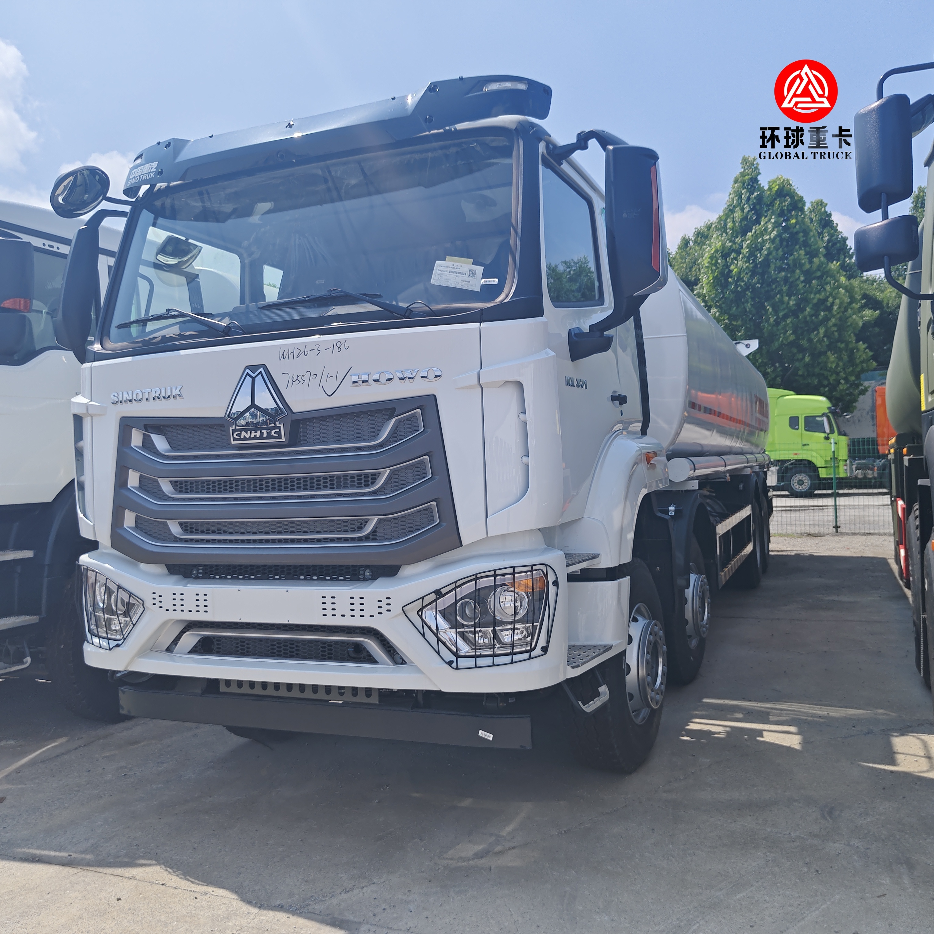 Топливозаправщик HOWO NX 8x4 объемом 30000 л, тяжелый дизельный автоцистерна для рынка Мозамбика