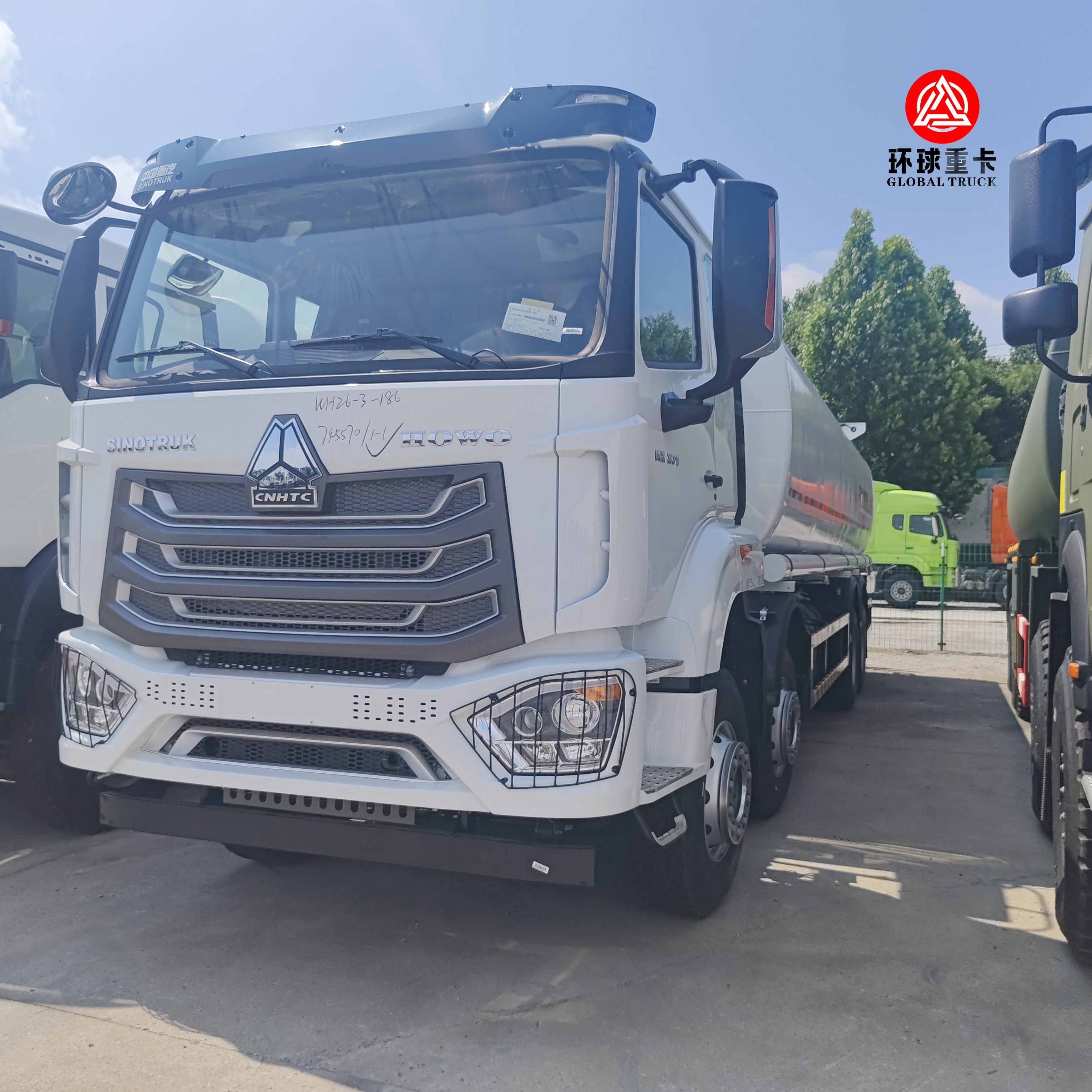 HOWO NX 8x4 30000L Грузовик с топливным баком Тяжелый грузовик с дизельным двигателем
