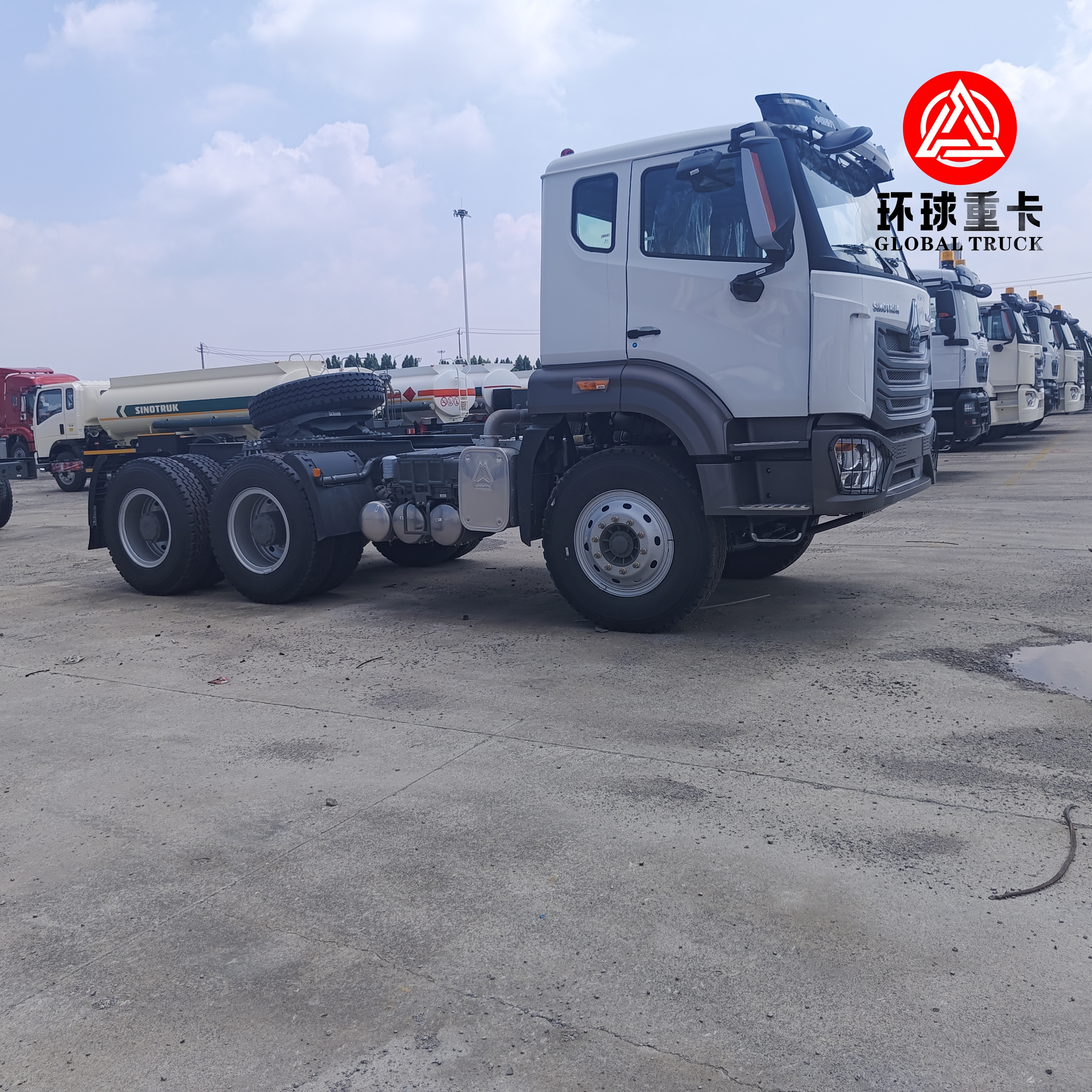 Новый седельный тягач Sinotruk HOWO NX 6x4 мощностью 430 л.с. для перевозки грузов